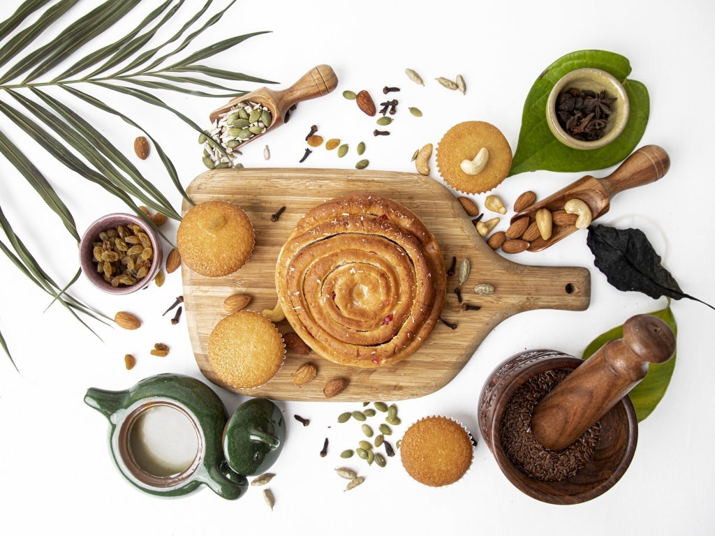 Сладкая выпечка на столе с орехами и специями