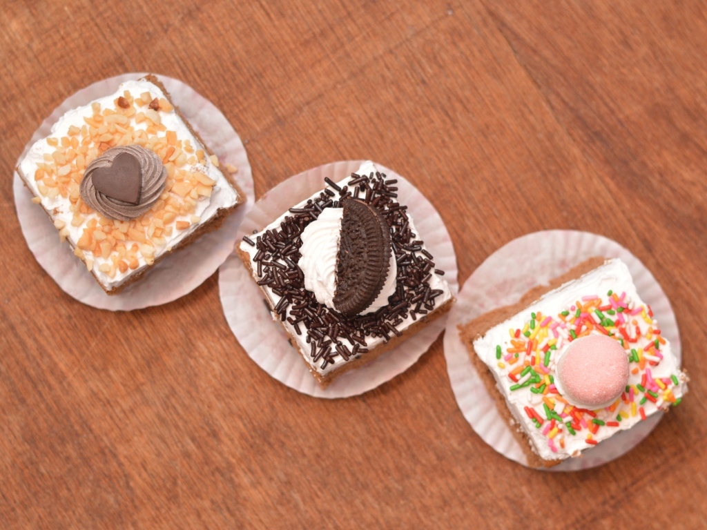 Три пирожных на деревянном столе