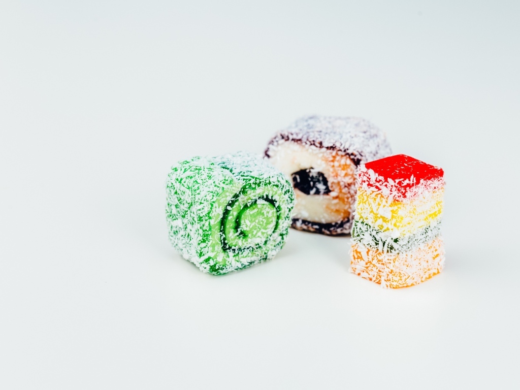 Десерт рахат лукум на сером фоне