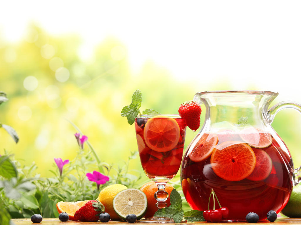 Лимонад в графине с ягодами