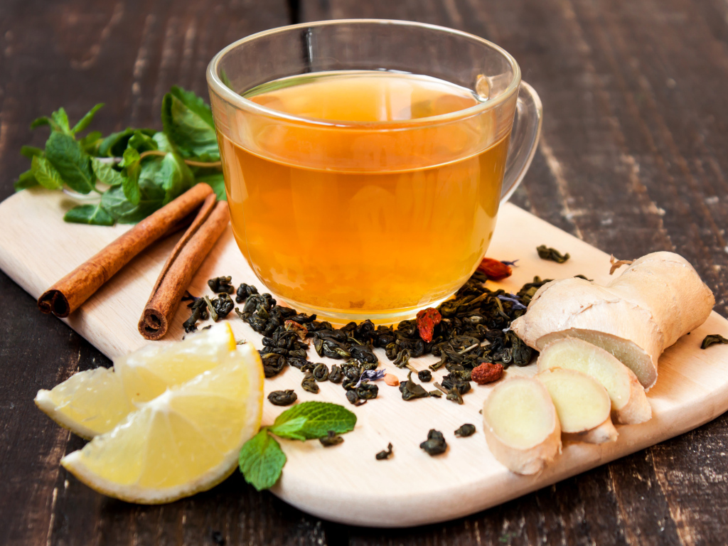 Чай с пряностями и имбирем на столе