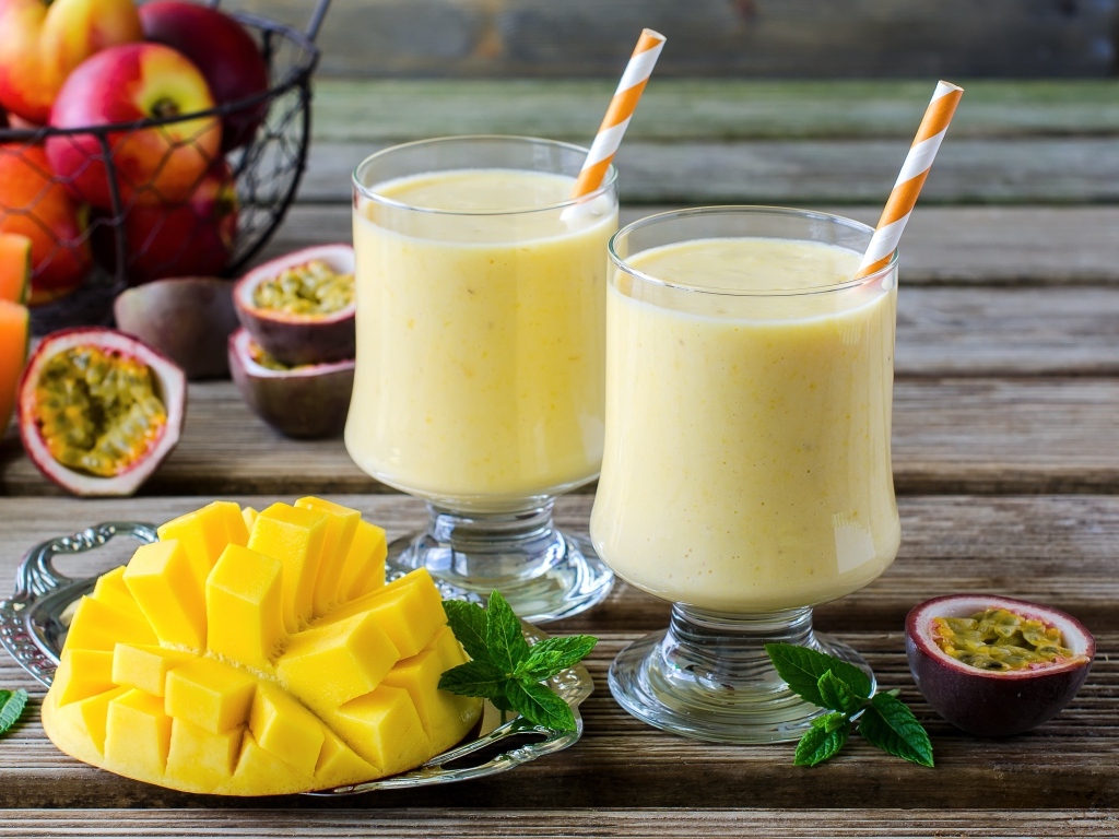 Два коктейля на столе с фруктами