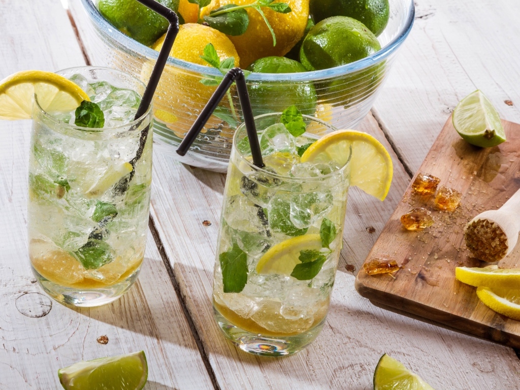 Два стакана мохито с кусочками лайма и льдом