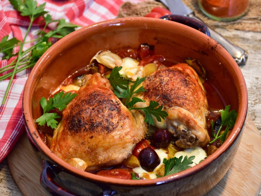 Запеченная курица с овощами в кастрюле