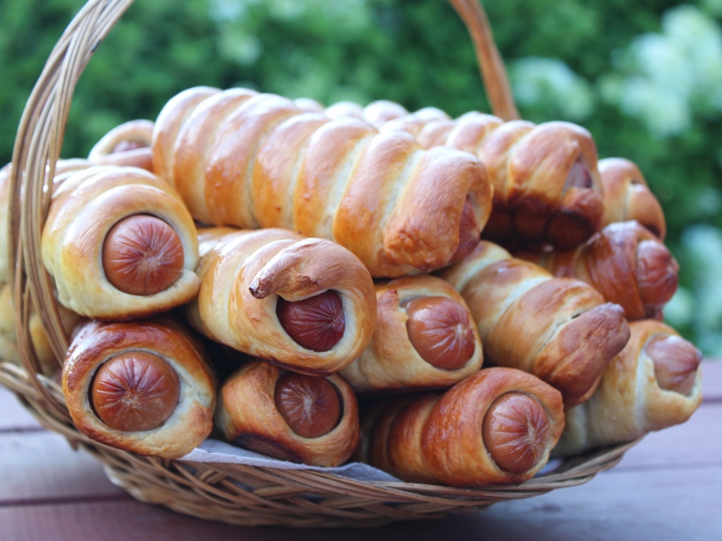 Красивые ароматные сосиски в тесте