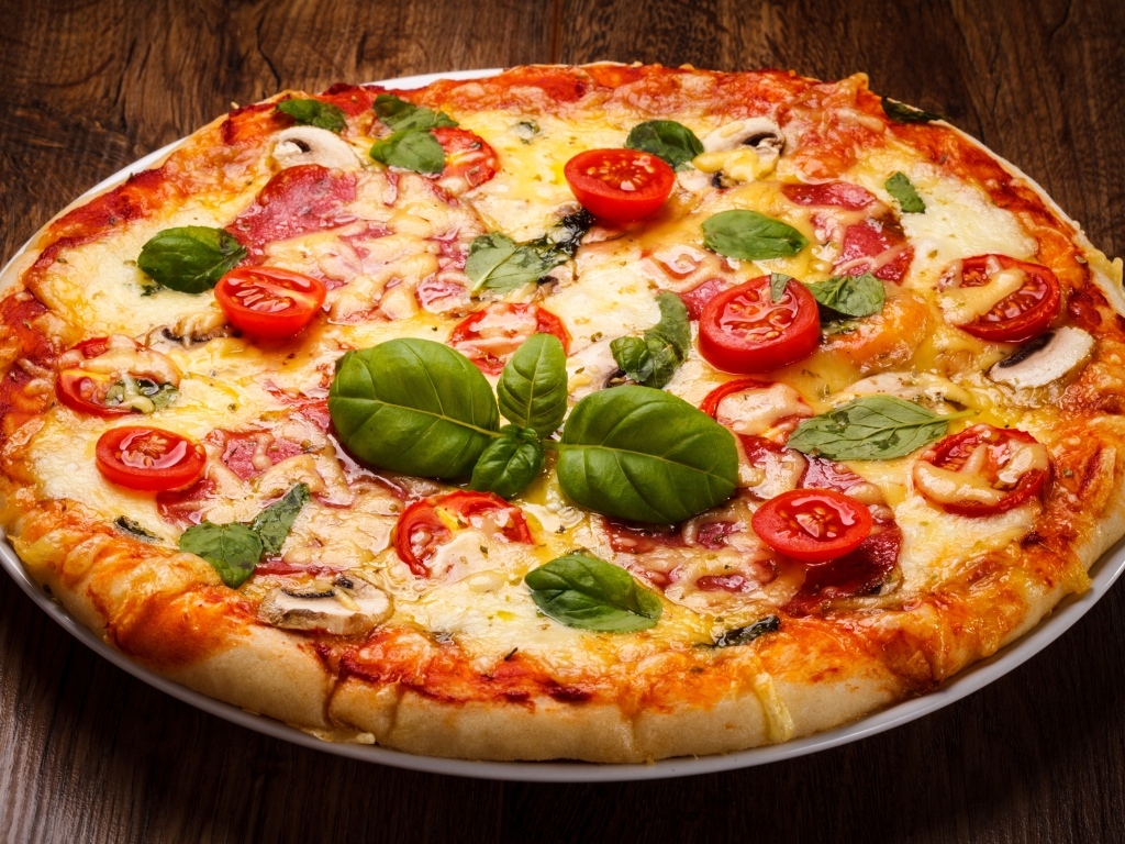 Пицца с сыром, базиликом и грибами