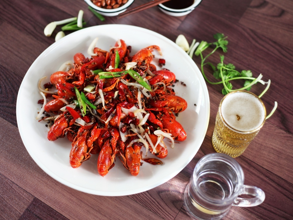 Вареные раки на столе с пивом