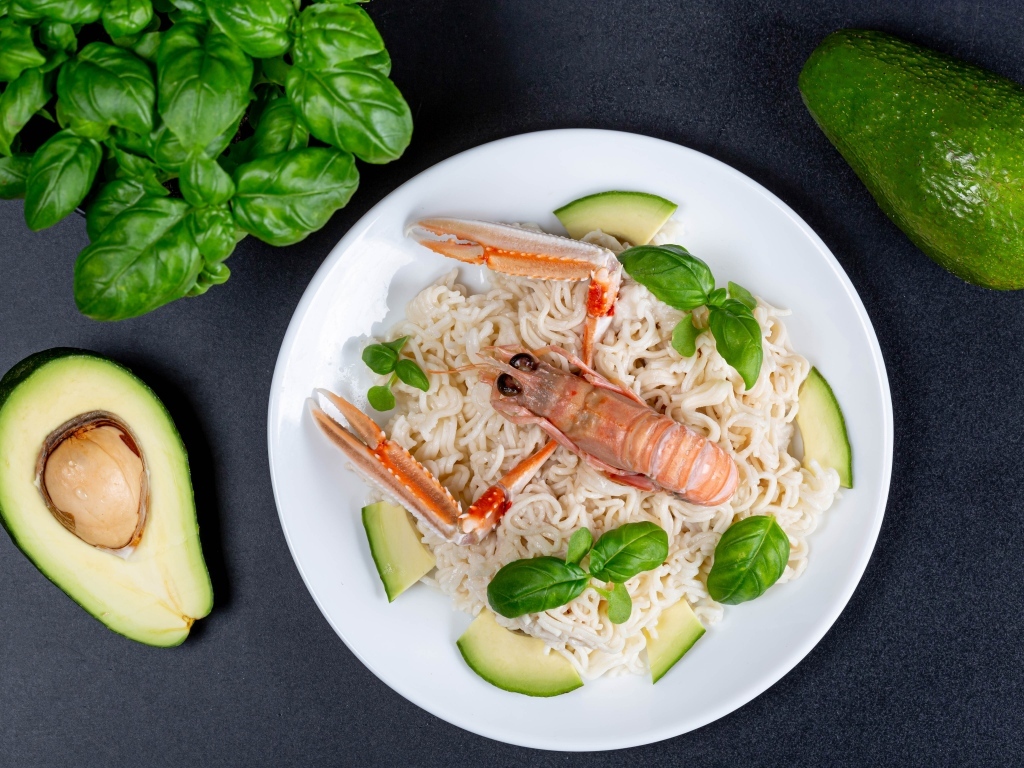 Омар с вермишелью, авокадо и листьями базилика