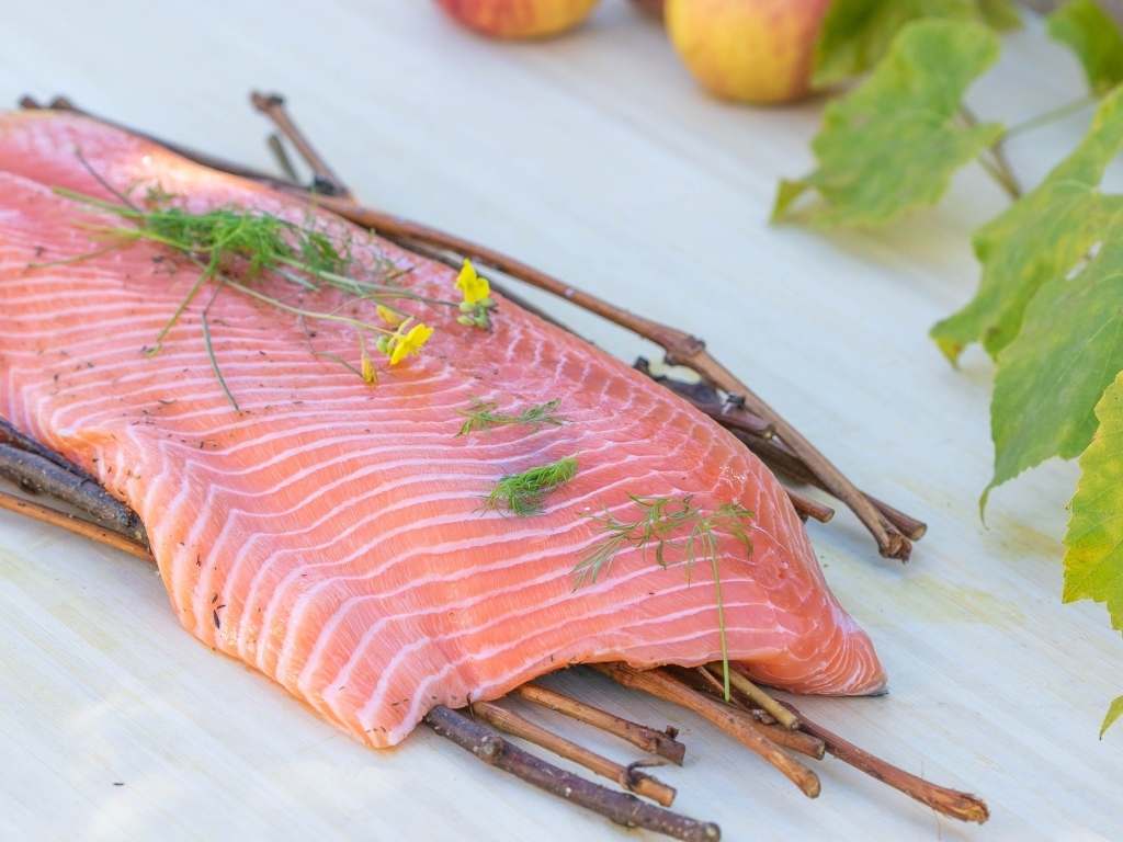 Кусок рыбы с ветками на столе