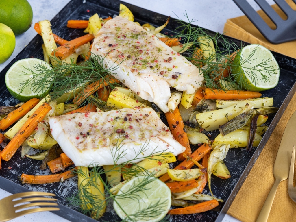 Куски рыбы на противне в с овощами