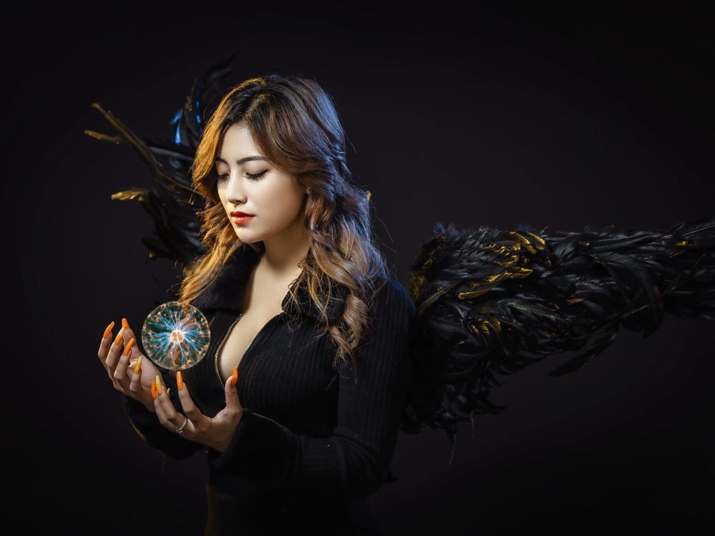 Девушка темный ангел с шаром