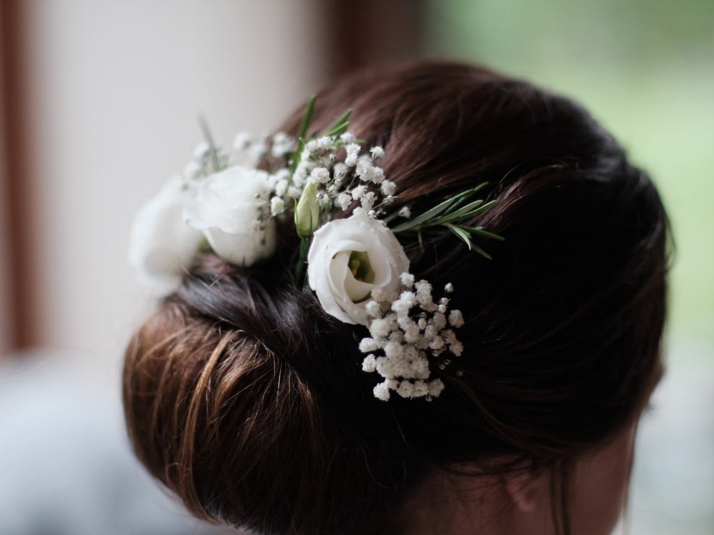 Белые цветы эустомы в свадебной прическе