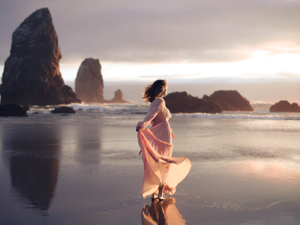 Девушка в длинном платье гуляет по воде