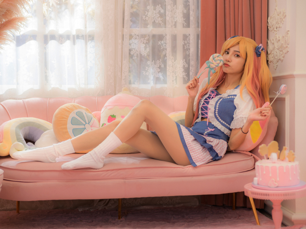 Девушка азиатка в костюме на диване 