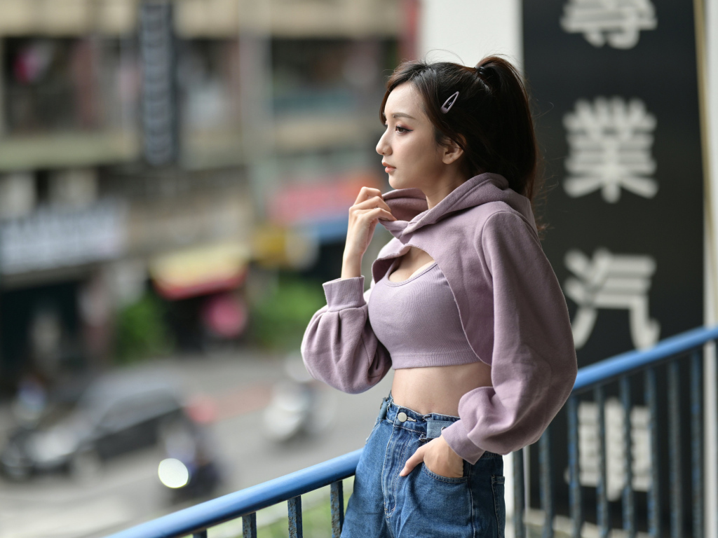 Красивая азиатка с грустным лицом