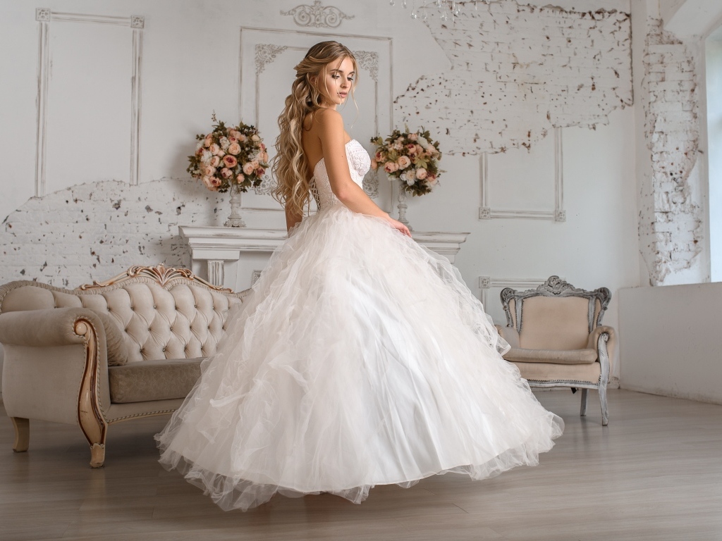 Красивая девушка невеста в свадебном платье