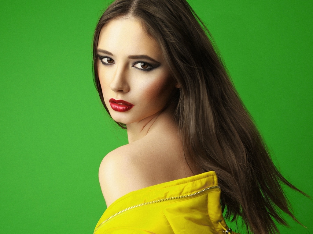 Красивая девушка на зеленом фоне