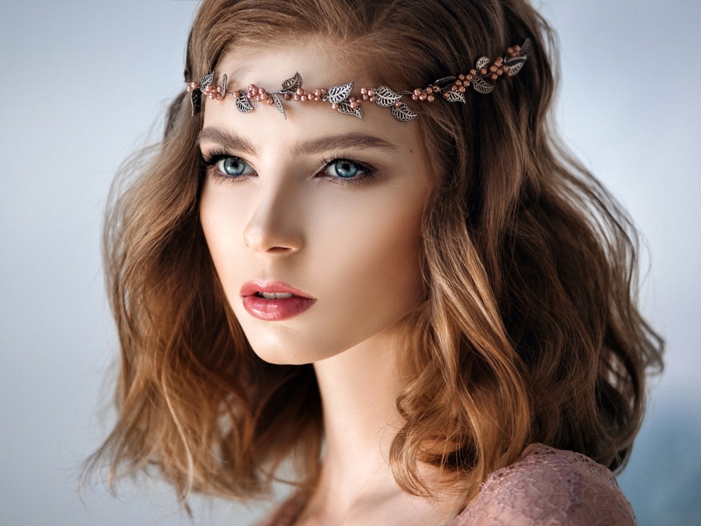 Красивая девушка с украшением на голове