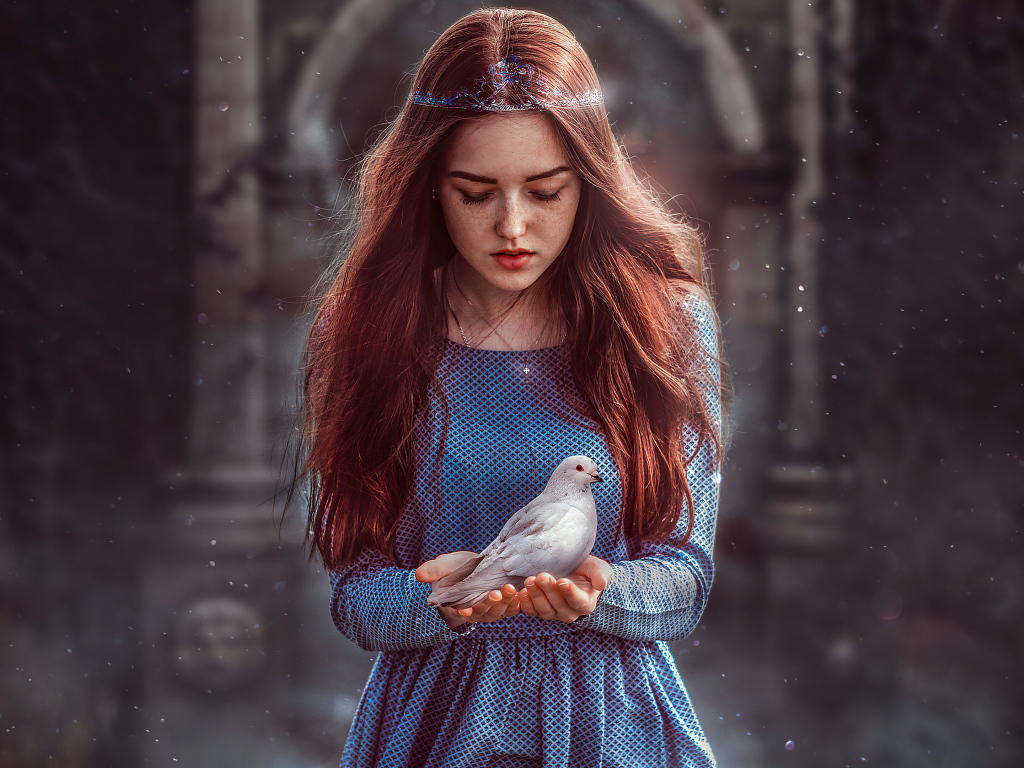 Красивая рыжеволосая девушка с голубем в руках