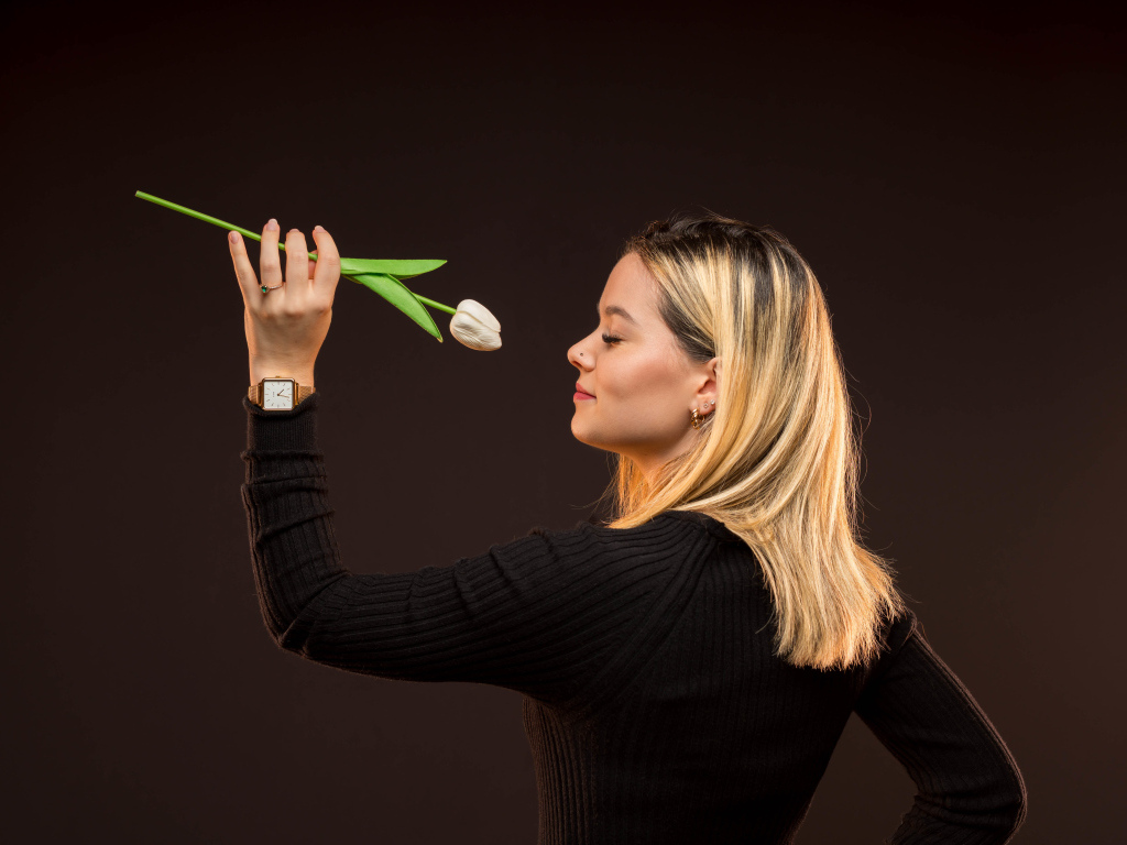 Блондинка с закрытыми глазами с тюльпаном в руках