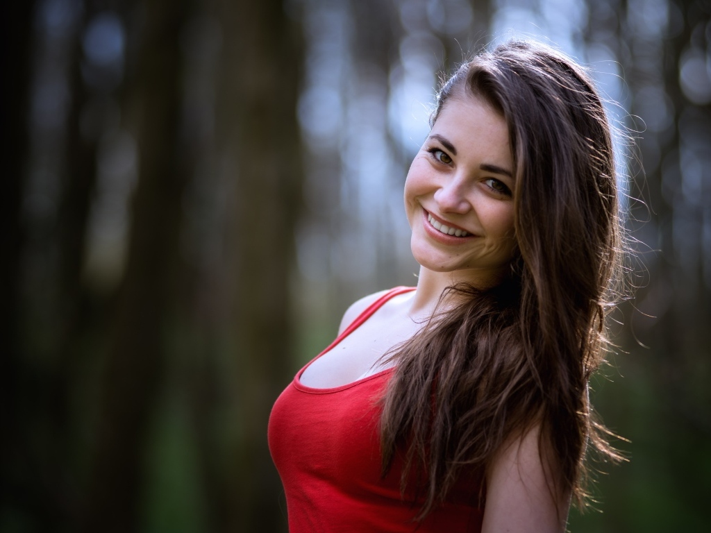 Очаровательная улыбка длинноволосой девушки