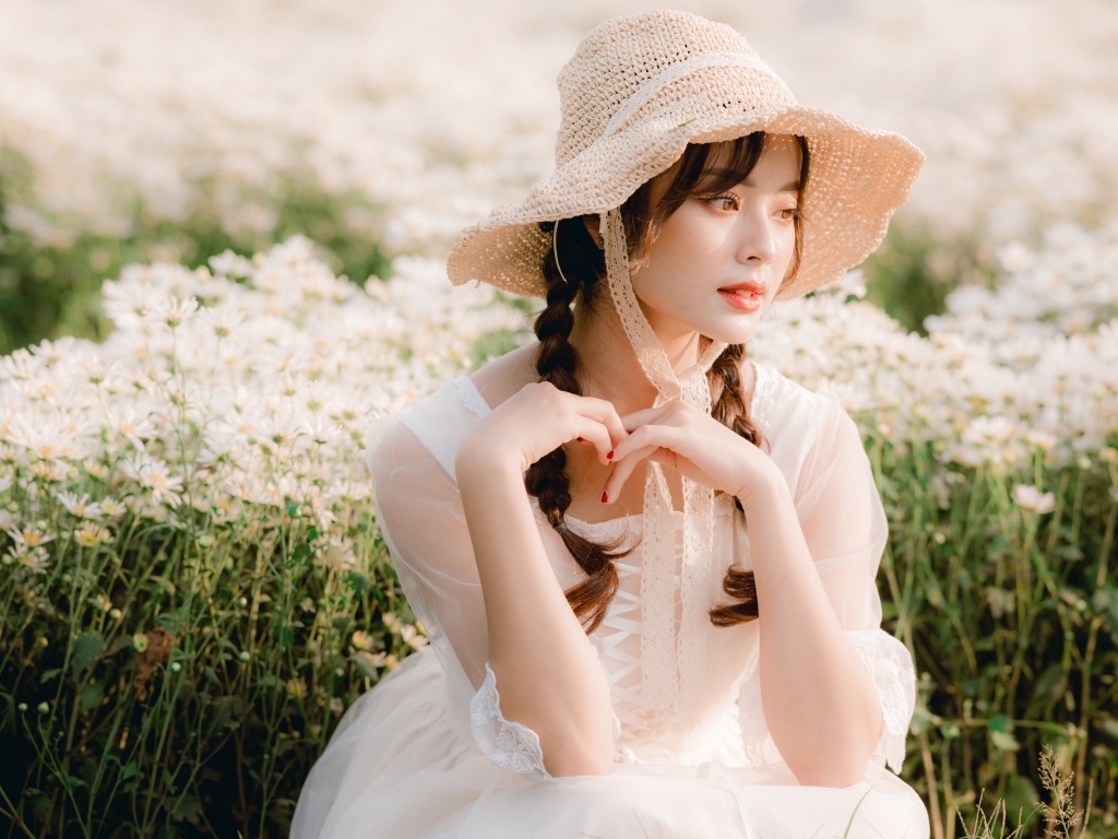 Милая азиатка в шляпе и белом платье 