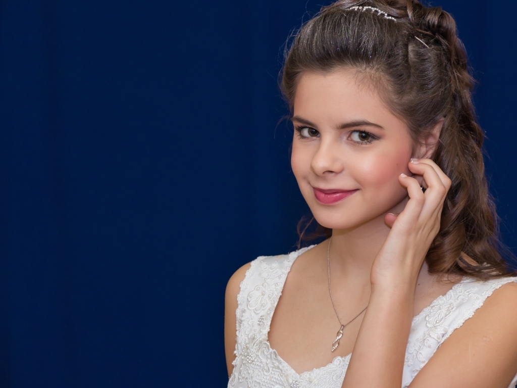 Милая девушка в белом платье на синем фоне