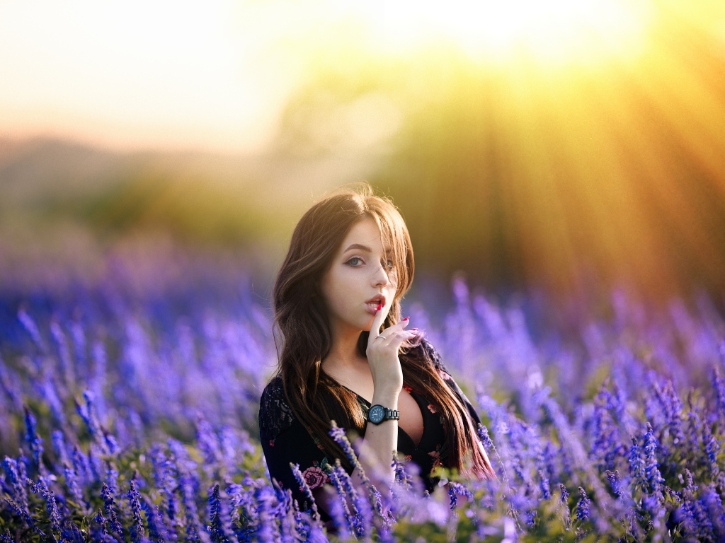 Милая молодая девушка на лавандовом поле