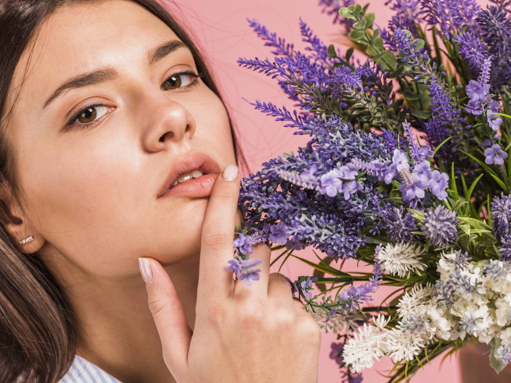 Милая молодая девушка с букетом полевых цветов