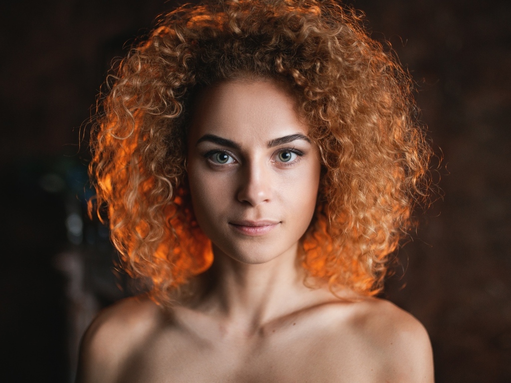 Девушка модель с кудрявыми волосами