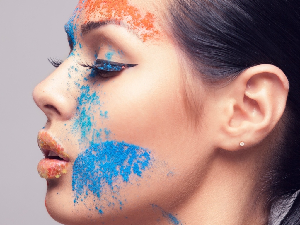 Девушка с голубой краской на лице