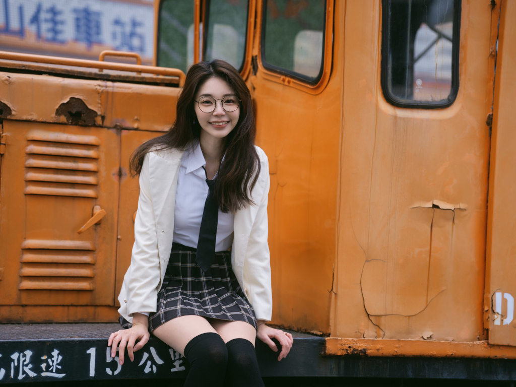 Улыбающаяся девушка азиатка в школьной форме