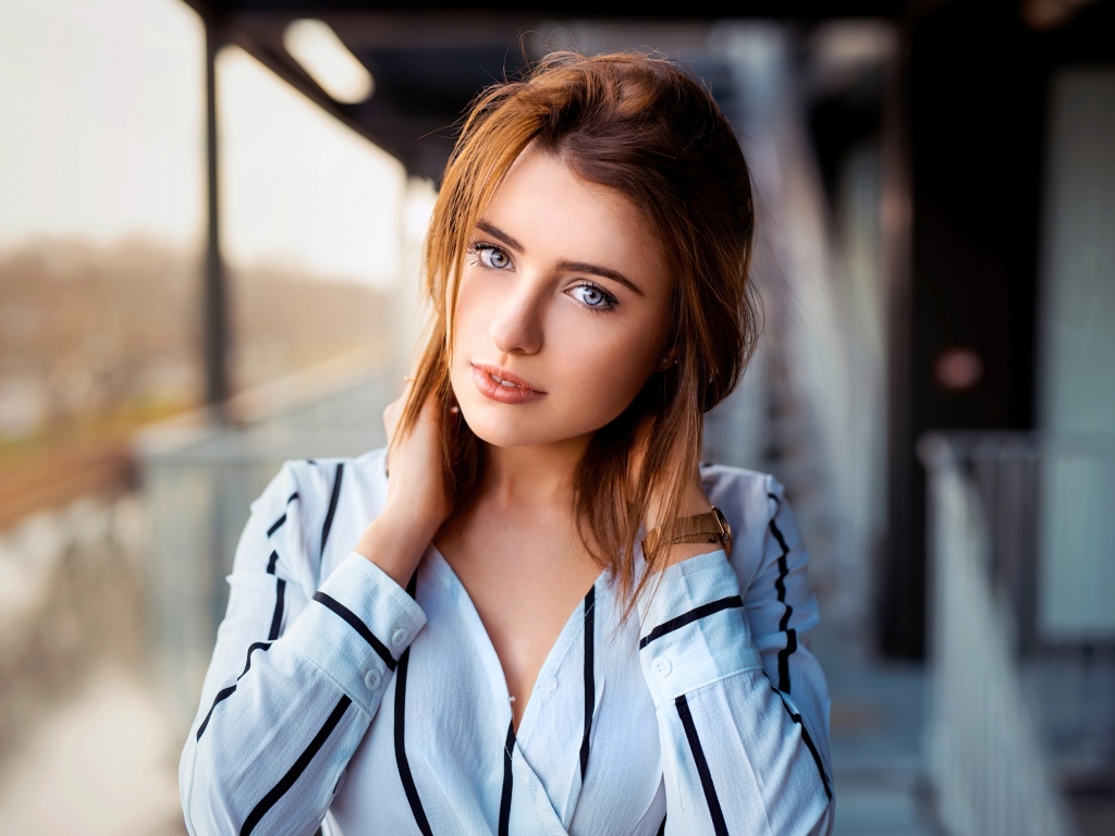 Нежная голубоглазая девушка в рубашке