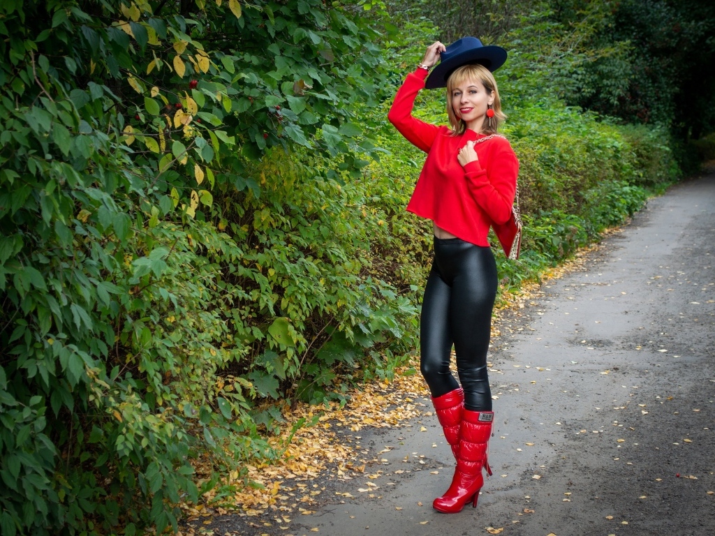 Молодая девушка в черно-красном наряде в парке