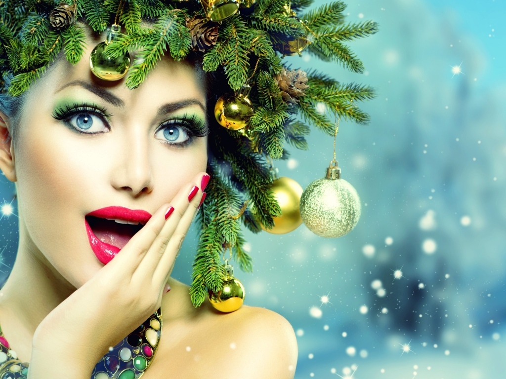 Удивленная девушка в венке на новый год