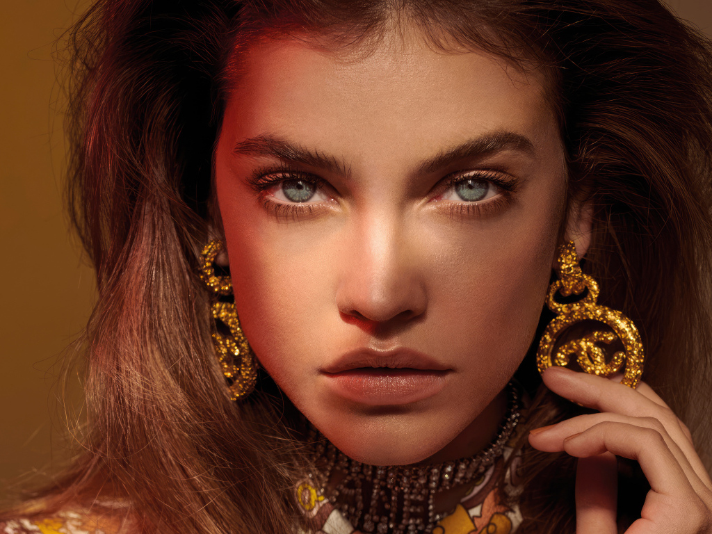 Красивые сережки у модели Барбара Палвин