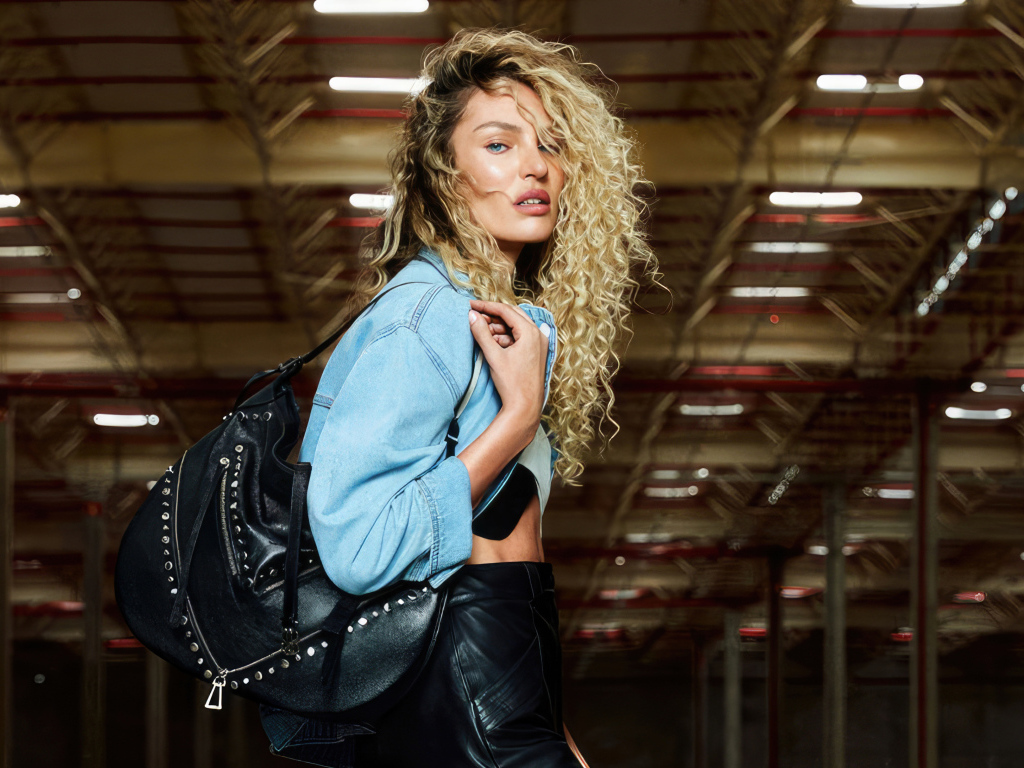 Красивая модель Кэндис Свейнпол с большой черной сумкой