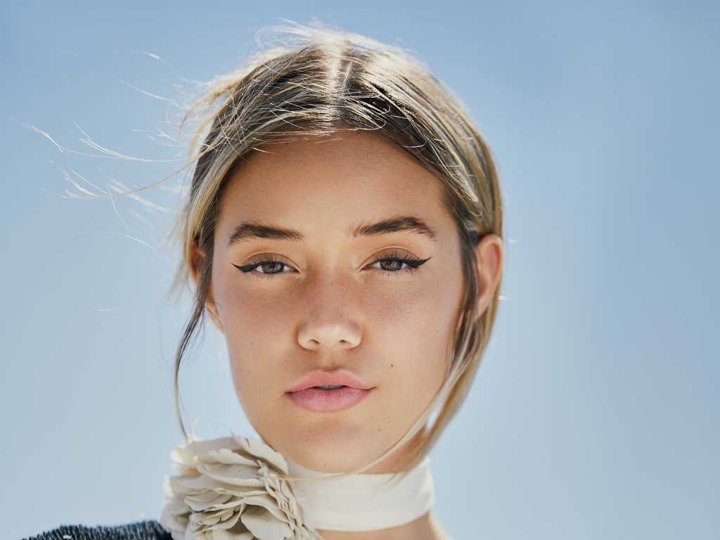 Девушка Olivia Ponton на сером фоне