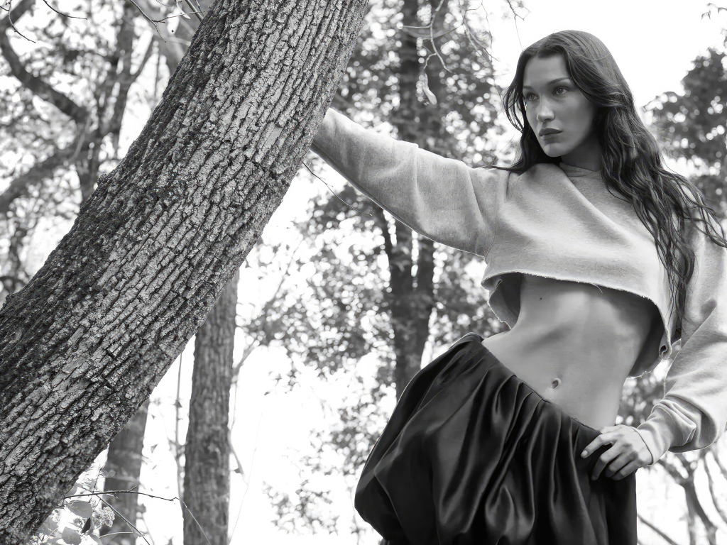 Модель Белла Хадид стоит у дерева в парке
