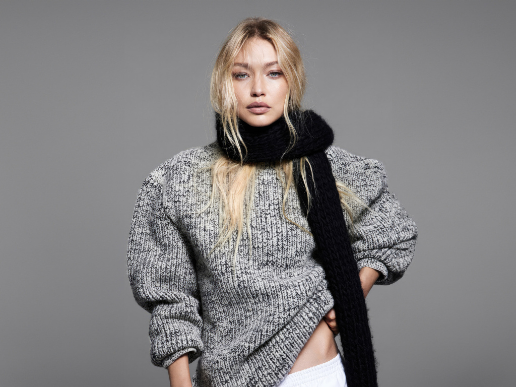 Модель Джиджи Хадид в теплом свитере с черным шарфом