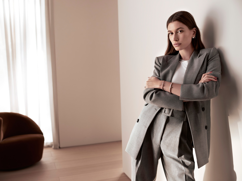 Модель Хейли Болдуин в костюме у стены