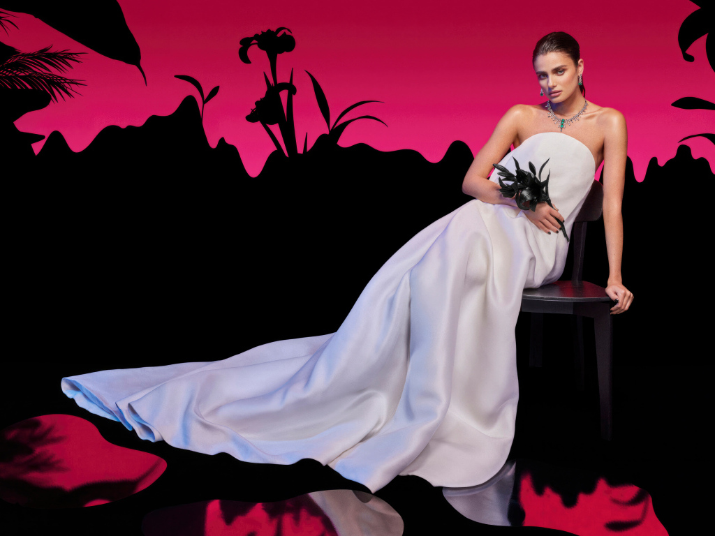 Модель Тейлор Хилл позирует в красивом платье