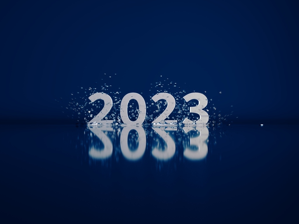 Надпись 2023 в брызгах воды на синем фоне