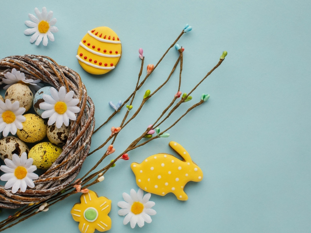 Красивый пасхальный декор на голубом фоне на праздник