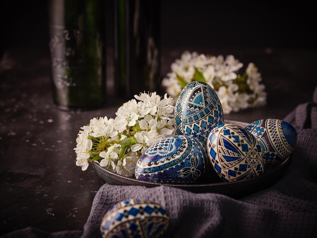 Красивые расписные яйца с цветами вишни на Пасху