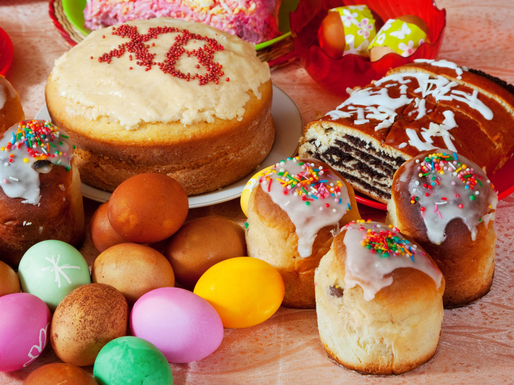 Вкусные сладкие пасхальные куличи и яйца на столе