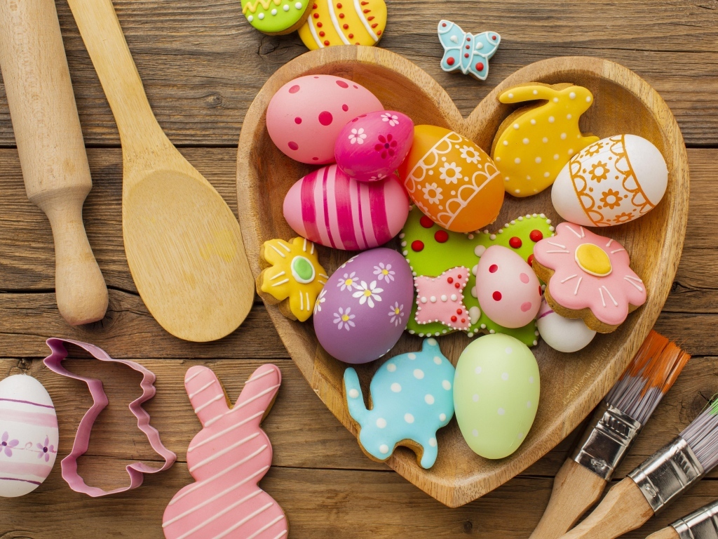 Пасхальные сладости и крашеные яйца на столе на Пасху