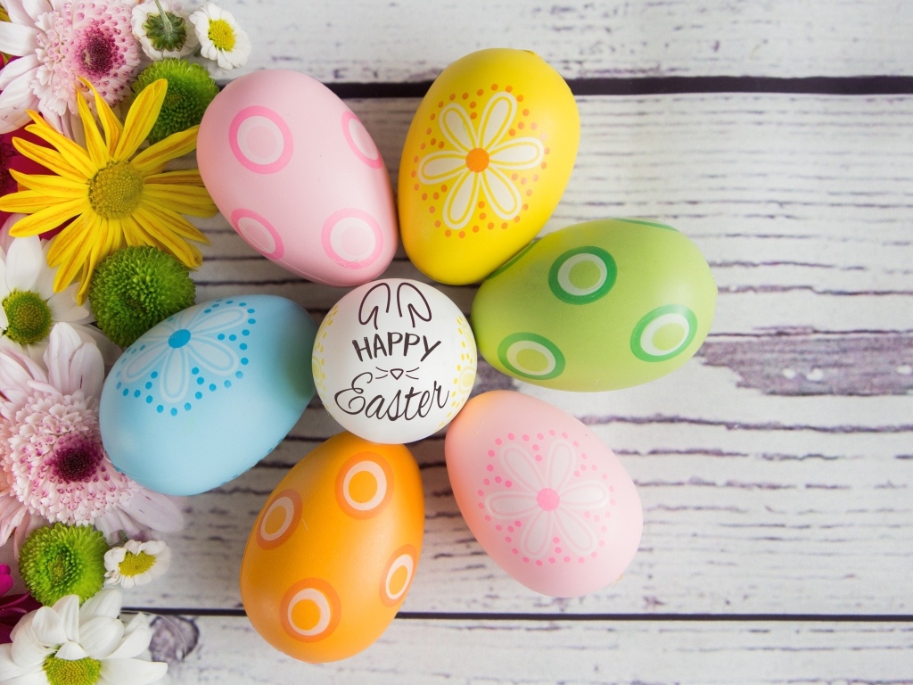 Разноцветные яйца с цветами на светлый праздник Пасха