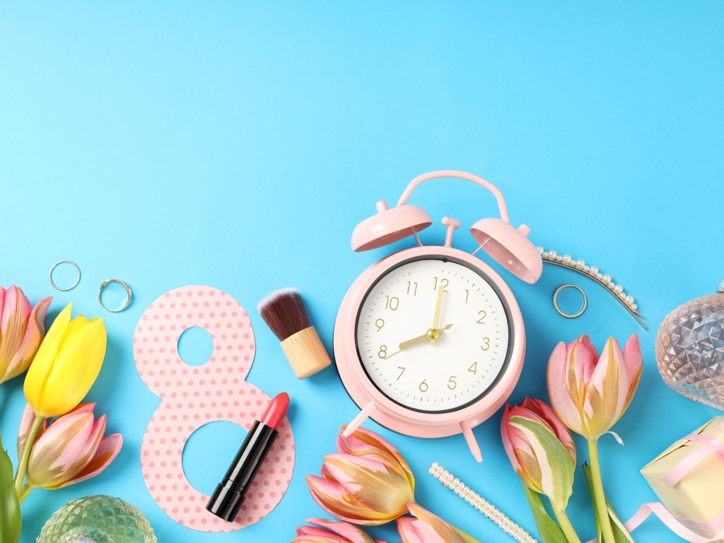 Будильник, цветы и декор на голубом фоне на 8 марта