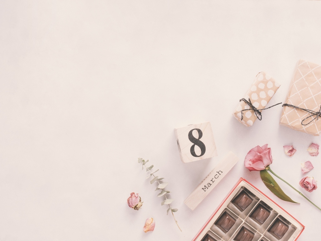 Подарки на розовом фоне для любимой на 8 марта